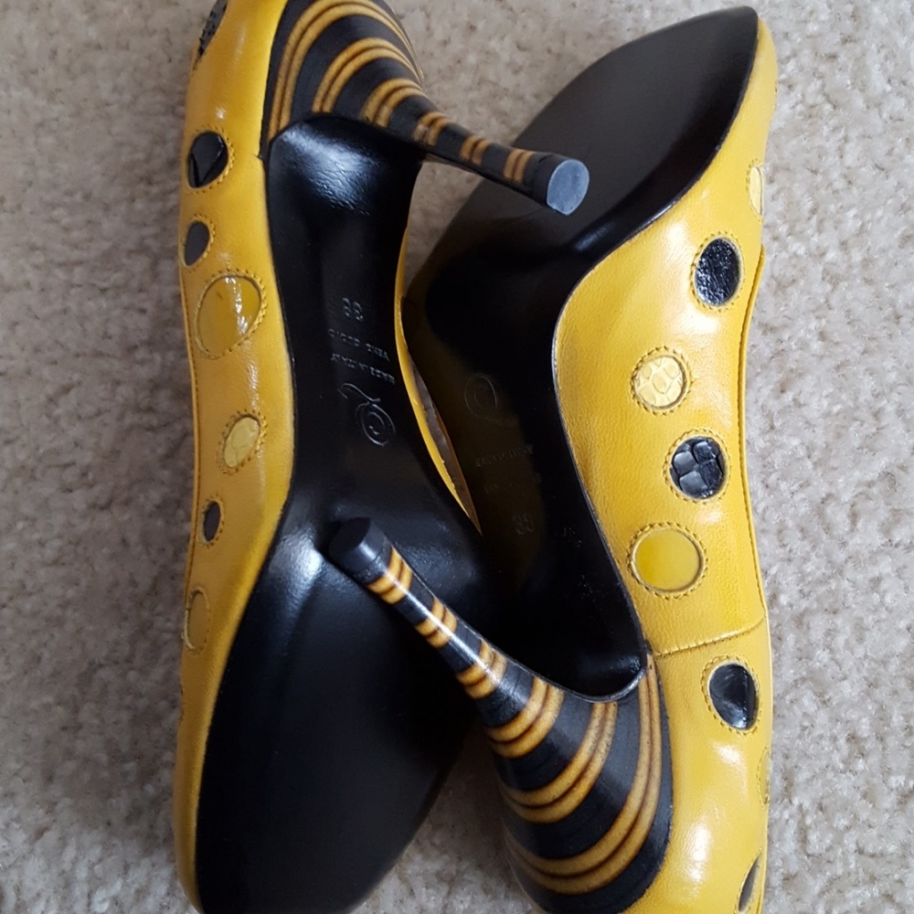 Alexander McQueen Yellow/Black Polka Dot Pump - Picture 7 of 10
